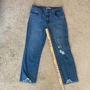 Levi cropped jeans. EUC. Size 31